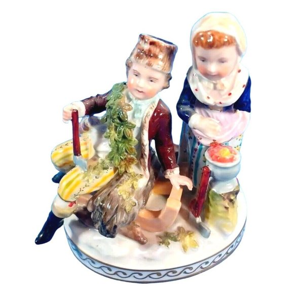 ANTIQUE CARL THIEME PORCELAIN GROUPING YOUNG COUPLE WINTER SEASON AFTER MEISSEN - Picture 2 of 10